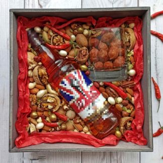 Мужской букет 71. Мужской BOX с орехами и колбасками